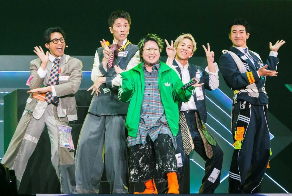 ｓ＊＊ｔ　ｋｉｎｇｚ主催のフェスに出演してコラボするこっちのけんと（中央）