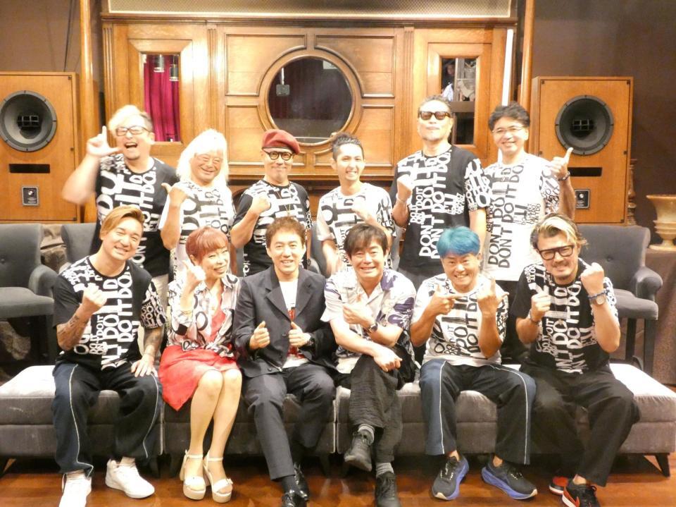 取材会を行った宮沢和史（前列左から４人目）