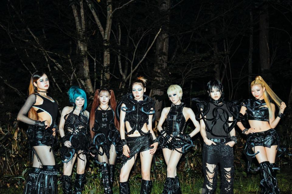 フジロックに初出演したＸＧ（左からＨＡＲＶＥＹ、ＨＩＮＡＴＡ、ＪＵＲＩＡ、ＪＵＲＩＮ、ＣＨＩＳＡ、ＣＯＣＯＮＡ、ＭＡＹＡ）