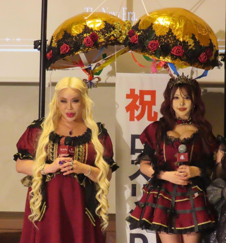 アプリ「ＲｏｓｅＬｉｎｋ」ローンチ記者発表会に出席したアレン様（左）とチロル