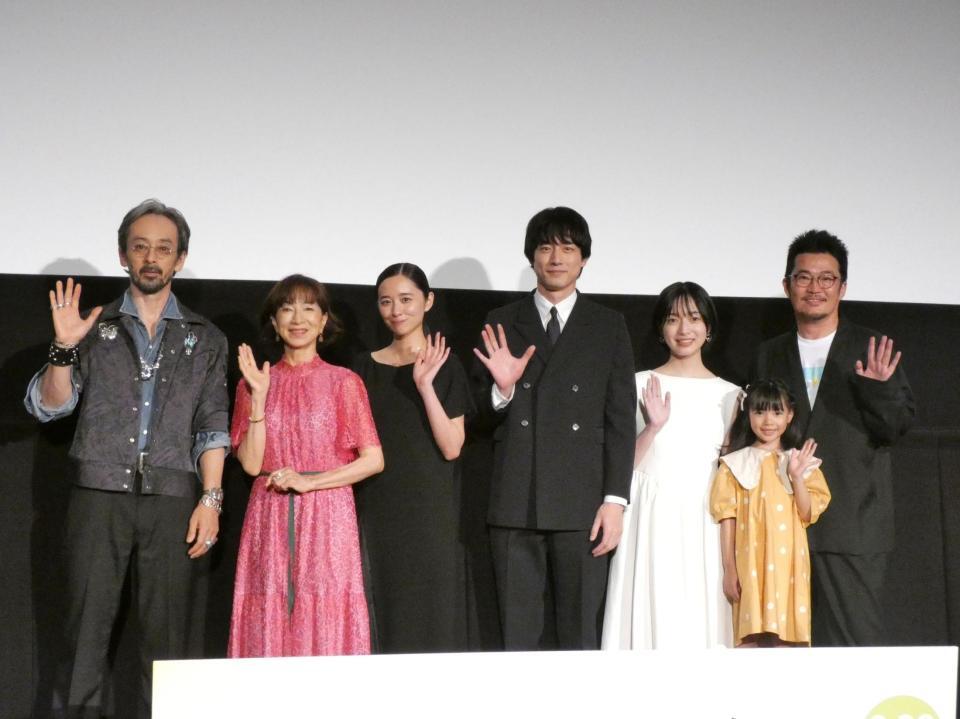 イベントに出席した（左から）滝藤賢一、原田美枝子、堀田真由、坂口健太郎、早瀬憩、倉田瑛茉、中野量太監督