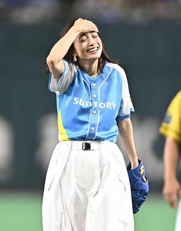 始球式を務め苦笑いの上戸彩（撮影・開出牧）
