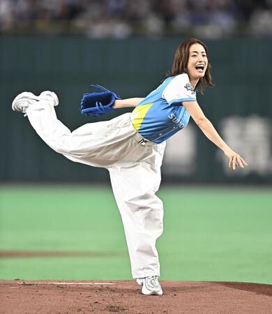 始球式を務める上戸彩（撮影・開出牧）