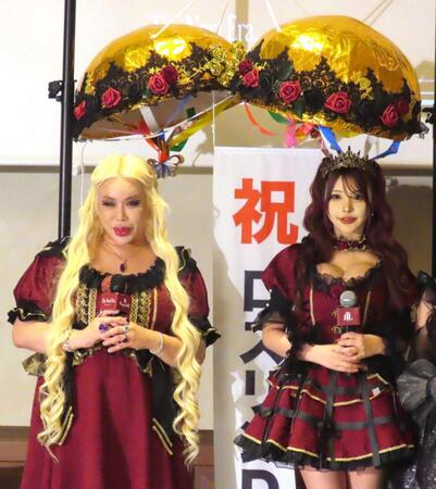 記者発表会に出席したアレン様（左）とチロル