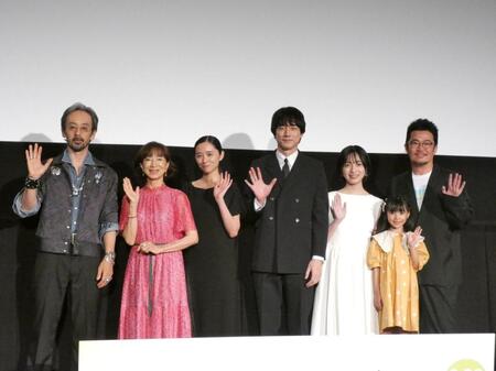 イベントに出席した（左から）滝藤賢一、原田美枝子、堀田真由、坂口健太郎、早瀬憩、倉田瑛茉、中野量太監督