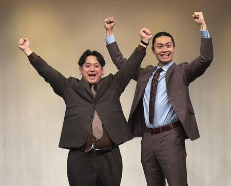 優勝から一夜明け、喜びをポーズで表現するうゼロカランのワキユウタ（左）とたいが