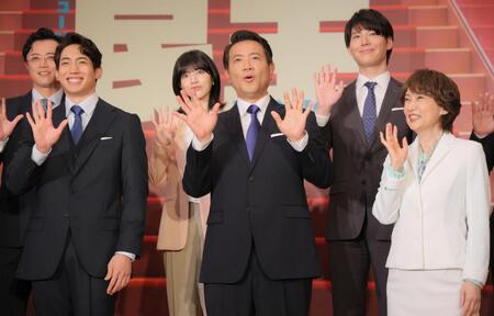 笑顔の（前列左から）有澤樟太郎、別所哲也、一路真輝（後列同）上川一哉、林瑠奈、山崎大輝（撮影・吉澤敬太）