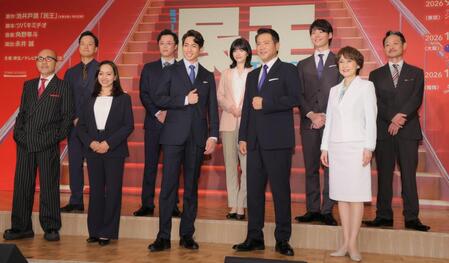 笑顔の（前列左から）竹中直人、豊原江理佳、有澤樟太郎、別所哲也、一路真輝（後列同）永井誠氏、上川一哉、林瑠奈、山崎大輝、福田転球（撮影・吉澤敬太）