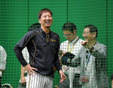 板東英二さん（右奥）と談笑する現役時代の藤川監督＝２０１９年８月