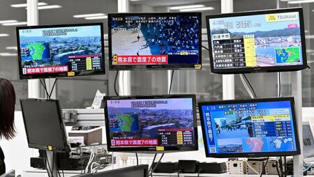 熊本県で発生した震度７の地震を知らせる各局のテレビ画面
