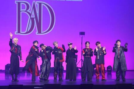 ポーズをとるＡＴＥＥＺの（左から）ＹＵＮＨＯ、ＳＥＯＮＧＨＷＡ、ＳＡＮ、ＹＥＯＳＡＮＧ、ＨＯＮＧＪＯＯＮＧ、ＷＯＯＹＯＵＮＧ、ＪＯＮＧＨＯ、ＭＩＮＧＩ（撮影・石井剣太郎）