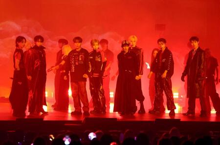 会場を盛り上げるＡＴＥＥＺ（撮影・石井剣太郎）