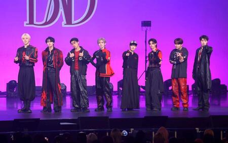 ポーズを決めるＡＴＥＥＺの（左から）ＹＵＮＨＯ、ＳＥＯＮＧＨＷＡ、ＳＡＮ、ＹＥＯＳＡＮＧ、ＨＯＮＧＪＯＯＮＧ、ＷＯＯＹＯＵＮＧ、ＪＯＮＧＨＯ、ＭＩＮＧＩ（撮影・石井剣太郎）