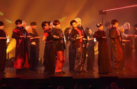 会場を盛り上げるＡＴＥＥＺ（撮影・石井剣太郎）