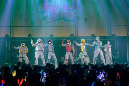 ライブを行う「すにすて　－　ＳｎｅａｋｅｒＳｔｅｐ」＝神奈川・ＫＴ　Ｚｅｐｐ　ＹｏｋｏｈａｍａⓒＳＴＰＲ　Ｉｎｃ．