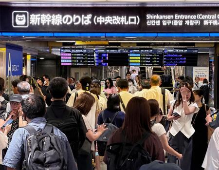 地震の影響で九州新幹線が運転見合わせとなり混雑するＪＲ博多駅＝28日午後４時59分