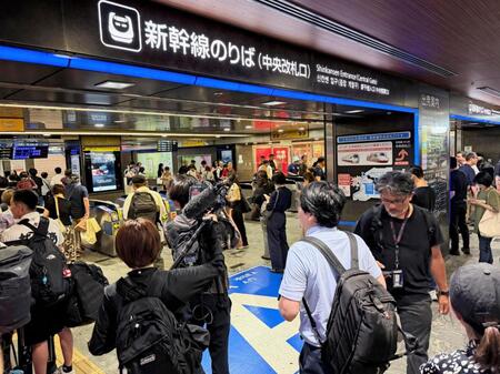 地震の影響で九州新幹線が運転見合わせとなり混雑するＪＲ博多駅＝28日午後４時58分