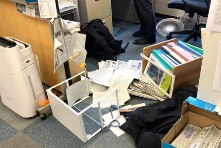 地震の影響で倒れた棚＝28日午後４時28分、熊本市
