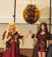 くす玉を割るアレン様（左）とチロル