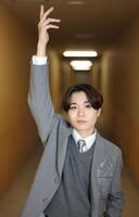 イベントでのポーズを決めるＣｌｏｕｄ　ｔｅｎの望月清秀（撮影・西岡正）