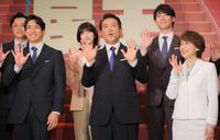 笑顔の（前列左から）有澤樟太郎、別所哲也、一路真輝（後列同）上川一哉、林瑠奈、山崎大輝（撮影・吉澤敬太）