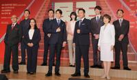 笑顔の（前列左から）竹中直人、豊原江理佳、有澤樟太郎、別所哲也、一路真輝（後列同）永井誠氏、上川一哉、林瑠奈、山崎大輝、福田転球（撮影・吉澤敬太）