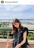 子供の手をとって…真野恵里菜のインスタグラム＠ｅｒｉｎａｍａｎｏ＿ｏｆｆｉｃｉａｌ（７月２７日付）より