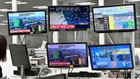 熊本県で発生した震度７の地震を知らせる各局のテレビ画面