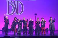ポーズをとるＡＴＥＥＺの（左から）ＹＵＮＨＯ、ＳＥＯＮＧＨＷＡ、ＳＡＮ、ＹＥＯＳＡＮＧ、ＨＯＮＧＪＯＯＮＧ、ＷＯＯＹＯＵＮＧ、ＪＯＮＧＨＯ、ＭＩＮＧＩ（撮影・石井剣太郎）