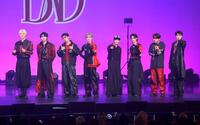 ポーズを決めるＡＴＥＥＺの（左から）ＹＵＮＨＯ、ＳＥＯＮＧＨＷＡ、ＳＡＮ、ＹＥＯＳＡＮＧ、ＨＯＮＧＪＯＯＮＧ、ＷＯＯＹＯＵＮＧ、ＪＯＮＧＨＯ、ＭＩＮＧＩ（撮影・石井剣太郎）