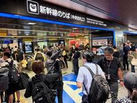 地震の影響で九州新幹線が運転見合わせとなり混雑するＪＲ博多駅＝28日午後４時58分