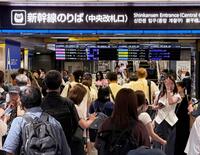 地震の影響で九州新幹線が運転見合わせとなり混雑するＪＲ博多駅＝28日午後４時59分