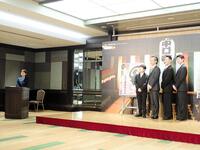 平成中村座の製作発表に出席した（左から）司会のフジテレビ・西山喜久恵アナウンサー、中村長三郎、中村七之助、中村勘九郎、中村勘太郎