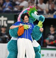 広島のマスコット「スラィリー」とじゃれあう相葉雅紀（撮影・堀内翔）