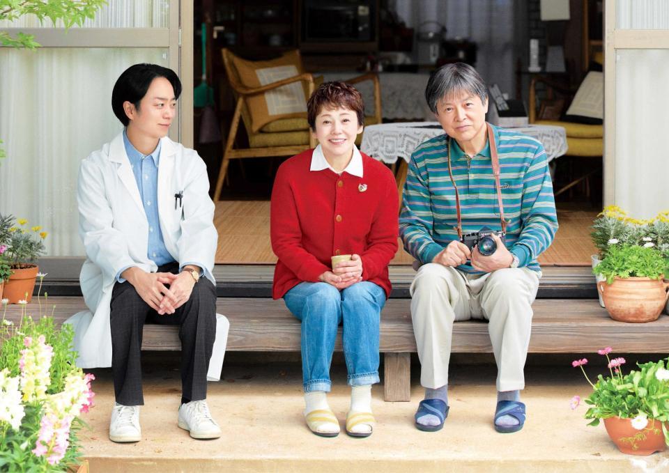 　映画「ぼけ日和」に出演する（左から）櫻井翔、大竹しのぶ、三浦友和Ⓒ２０２７映画『ぼけ日和』製作委員会