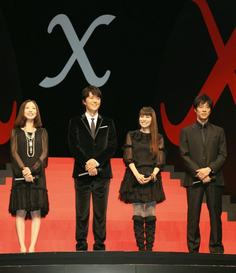 映画「容疑者Ｘの献身」で舞台挨拶を行った（左から）松雪泰子、福山雅治、柴咲コウ、堤真一＝２００８年９月