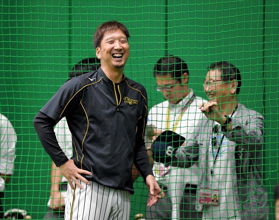 板東英二さん（右奥）と談笑する現役時代の藤川監督＝２０１９年８月