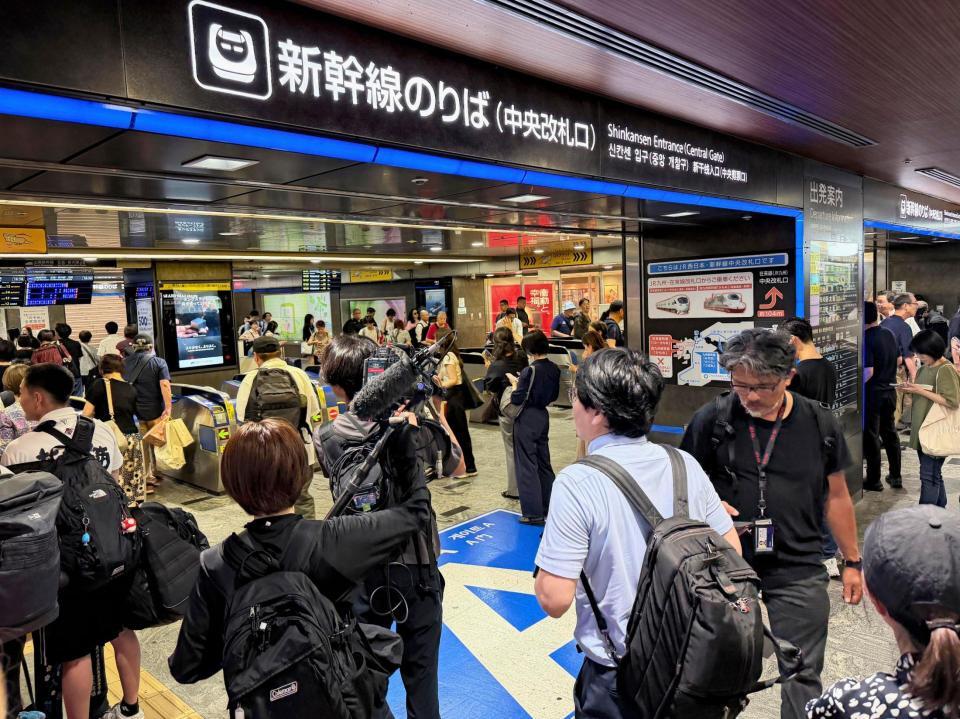 地震の影響で九州新幹線が運転見合わせとなり混雑するＪＲ博多駅＝28日午後４時58分