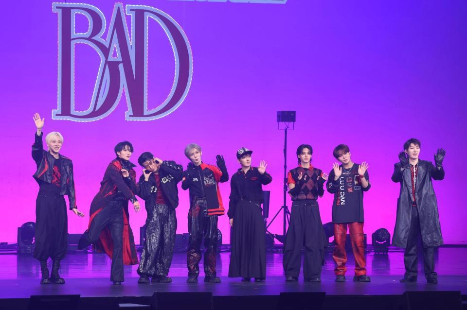 ポーズをとるＡＴＥＥＺの（左から）ＹＵＮＨＯ、ＳＥＯＮＧＨＷＡ、ＳＡＮ、ＹＥＯＳＡＮＧ、ＨＯＮＧＪＯＯＮＧ、ＷＯＯＹＯＵＮＧ、ＪＯＮＧＨＯ、ＭＩＮＧＩ（撮影・石井剣太郎）