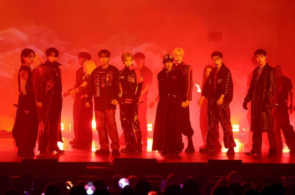 会場を盛り上げるＡＴＥＥＺ（撮影・石井剣太郎）