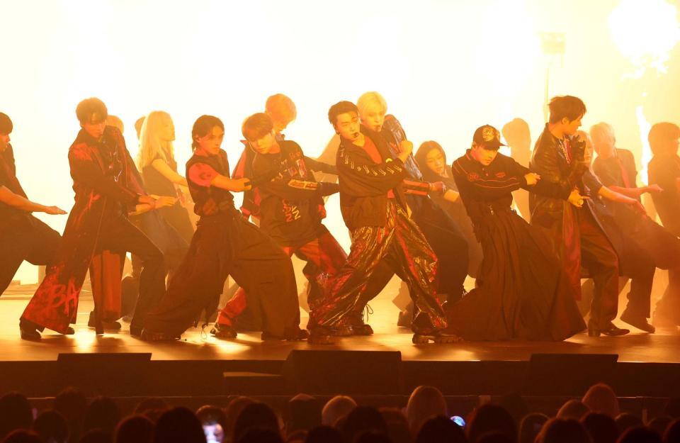 会場を盛り上げるＡＴＥＥＺ（撮影・石井剣太郎）