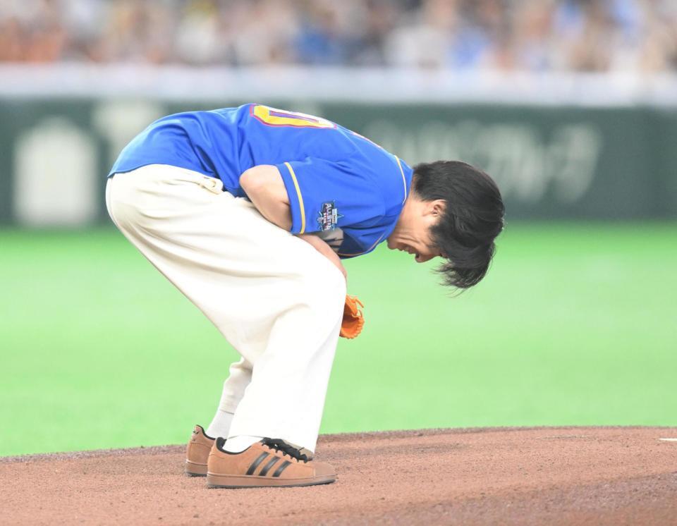 始球式を務め悔しがる相葉雅紀（撮影・開出牧）