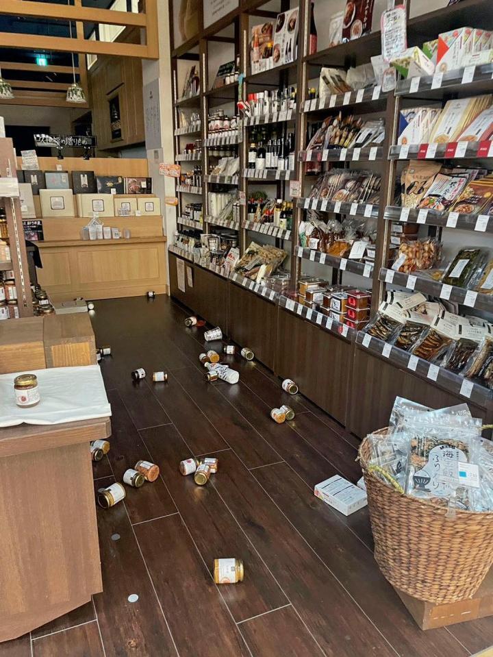 地震で棚の品物が落下したショッピングモールの店舗＝28日午後４時33分ごろ、熊本県菊陽町（提供写真）