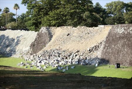地震の影響で崩れた熊本城の石垣＝28日午後６時１分、熊本市