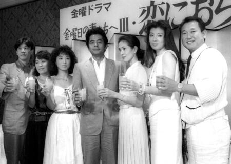 ドラマ「金曜日の妻たちへ３」の記者会見で共演者らと写真に納まる板東英二さん（右端）＝１９８５年