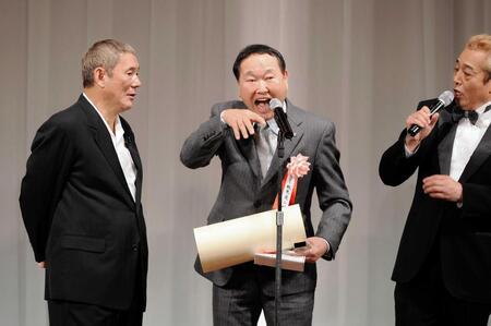 ビートたけし（左）の横で手話を披露する板東英二さん＝１４年