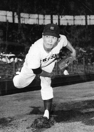 １９５８年の第４０回大会で８３個の三振を奪った徳島商のエース板東英二さん＝甲子園