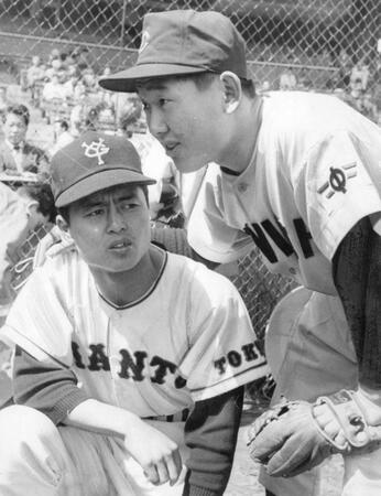 巨人・王（左）と話す中日時代の板東英二さん