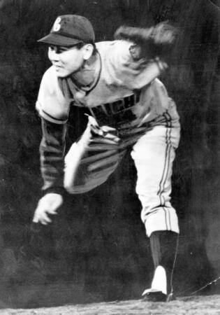 阪神戦で力投する板東英二さん＝１９６８年