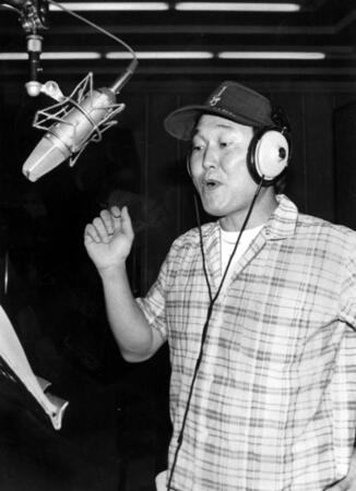 レコーディングをする板東英二さん＝１９８２年